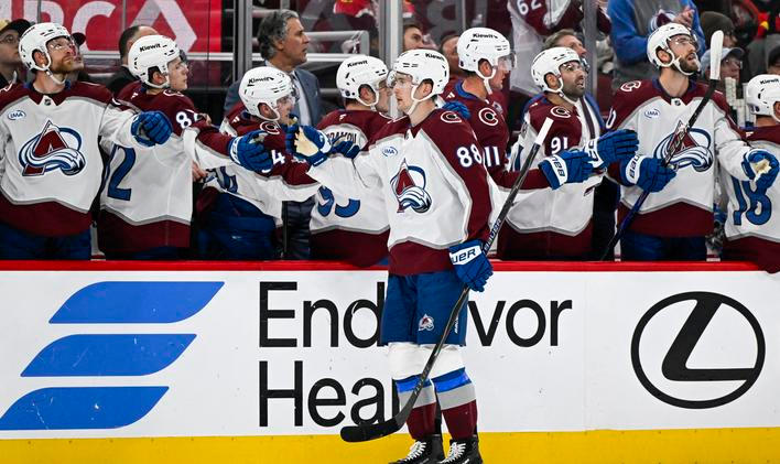 Coloradský centr Martin Nečas (88) slaví gól