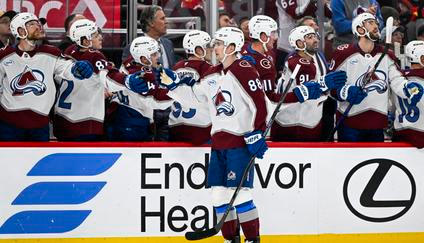 Coloradský centr Martin Nečas (88) slaví gól