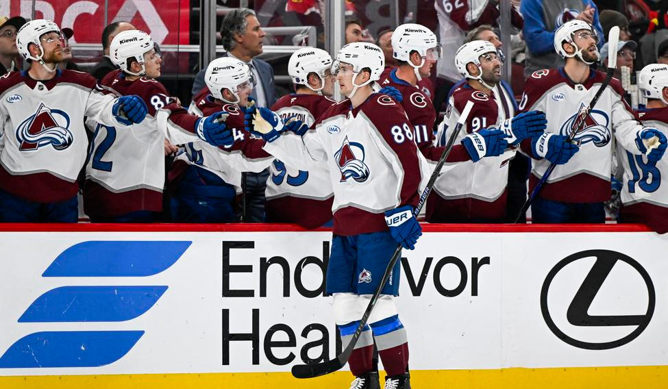 Coloradský centr Martin Nečas (88) slaví gól