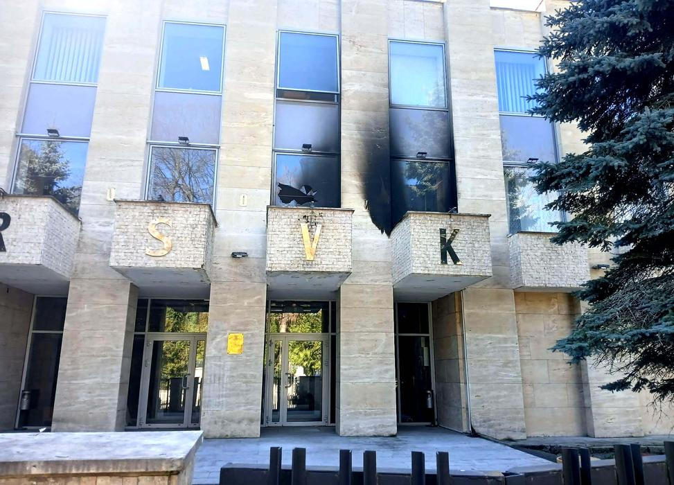 Ruské kulturní centrum v Praze bylo zasaženo Molotovovým koktejlem