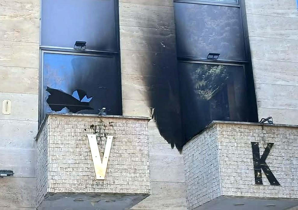 Ruské kulturní centrum v Praze bylo zasaženo Molotovovým koktejlem