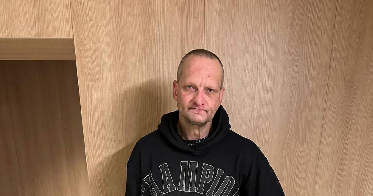 Policie pátrá po podezřelém z vraždy v pražské Michli. Může být ozbrojený, varuje