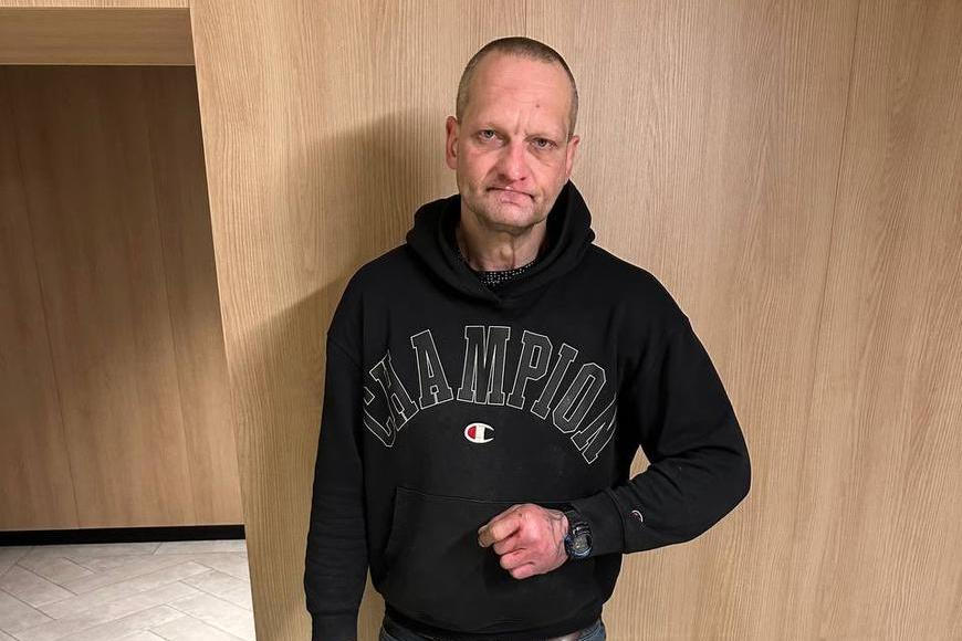 Policie pátrá po podezřelém z vraždy v pražské Michli. Může být ozbrojený, varuje