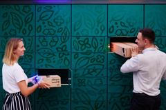 Marketplace funguje tak, že zákazník přijde hledat produkt, ne konkrétní značku. A pokud ho nabídka zaujme, prodá firma zboží i lidem, kteří by prémiový nebo specializovaný obchod nikdy sami nevyhledali.