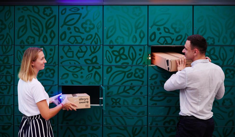 Marketplace funguje tak, že zákazník přijde hledat produkt, ne konkrétní značku. A pokud ho nabídka zaujme, prodá firma zboží i lidem, kteří by prémiový nebo specializovaný obchod nikdy sami nevyhledali.