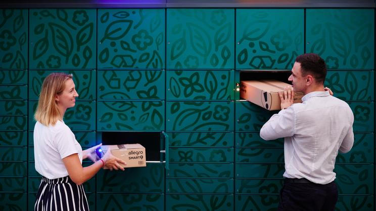 Marketplace funguje tak, že zákazník přijde hledat produkt, ne konkrétní značku. A pokud ho nabídka zaujme, prodá firma zboží i lidem, kteří by prémiový nebo specializovaný obchod nikdy sami nevyhledali.