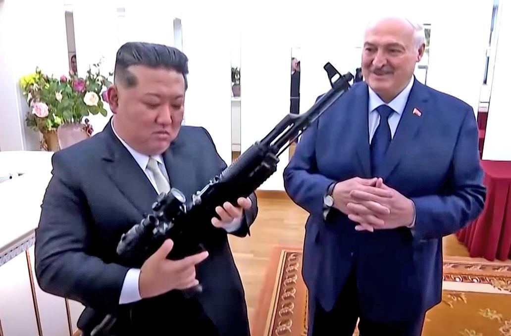 Lukašenko Kimovi daroval útočnou pušku.