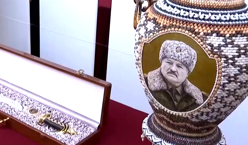 Kim odpověděl neméně symbolickým darem, vázou vyrobenou z nábojnic s vykládaným portrétem běloruského prezidenta.