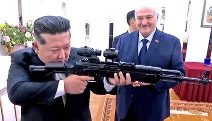 Lukašenko Kimovi daroval útočnou pušku.

