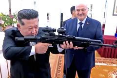 Lukašenko Kimovi daroval útočnou pušku.