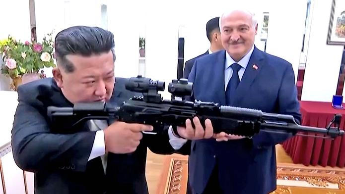 Lukašenko Kimovi daroval útočnou pušku.

