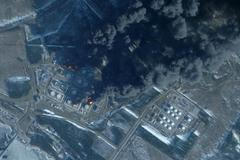 Tento satelitní snímek pořízený 23. března 2026 společností Planet Labs PBC zachycuje kouř stoupající z ruského ropného terminálu v Primorsku, nejvýznamnějšího ruského nakládacího přístavu v Baltském moři, po útoku dronů, k němuž se přihlásila Ukrajina. Ruský přístav Primorsk, ležící poblíž finské hranice, utrpěl škody při poslední sérii útoků dronů, oznámil 23. března 2026 guvernér regionu, přičemž odpovědnost za útok převzala Ukrajina.