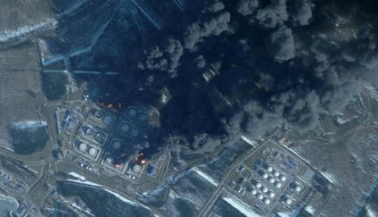 Tento satelitní snímek pořízený 23. března 2026 společností Planet Labs PBC zachycuje kouř stoupající z ruského ropného terminálu v Primorsku, nejvýznamnějšího ruského nakládacího přístavu v Baltském moři, po útoku dronů, k němuž se přihlásila Ukrajina. Ruský přístav Primorsk, ležící poblíž finské hranice, utrpěl škody při poslední sérii útoků dronů, oznámil 23. března 2026 guvernér regionu, přičemž odpovědnost za útok převzala Ukrajina.