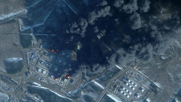 Tento satelitní snímek pořízený 23. března 2026 společností Planet Labs PBC zachycuje kouř stoupající z ruského ropného terminálu v Primorsku, nejvýznamnějšího ruského nakládacího přístavu v Baltském moři, po útoku dronů, k němuž se přihlásila Ukrajina. Ruský přístav Primorsk, ležící poblíž finské hranice, utrpěl škody při poslední sérii útoků dronů, oznámil 23. března 2026 guvernér regionu, přičemž odpovědnost za útok převzala Ukrajina.