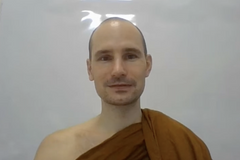 Foto z youtubového kanálu Jiřího Zouhara, kde vysílal své přednášky o budhismu.