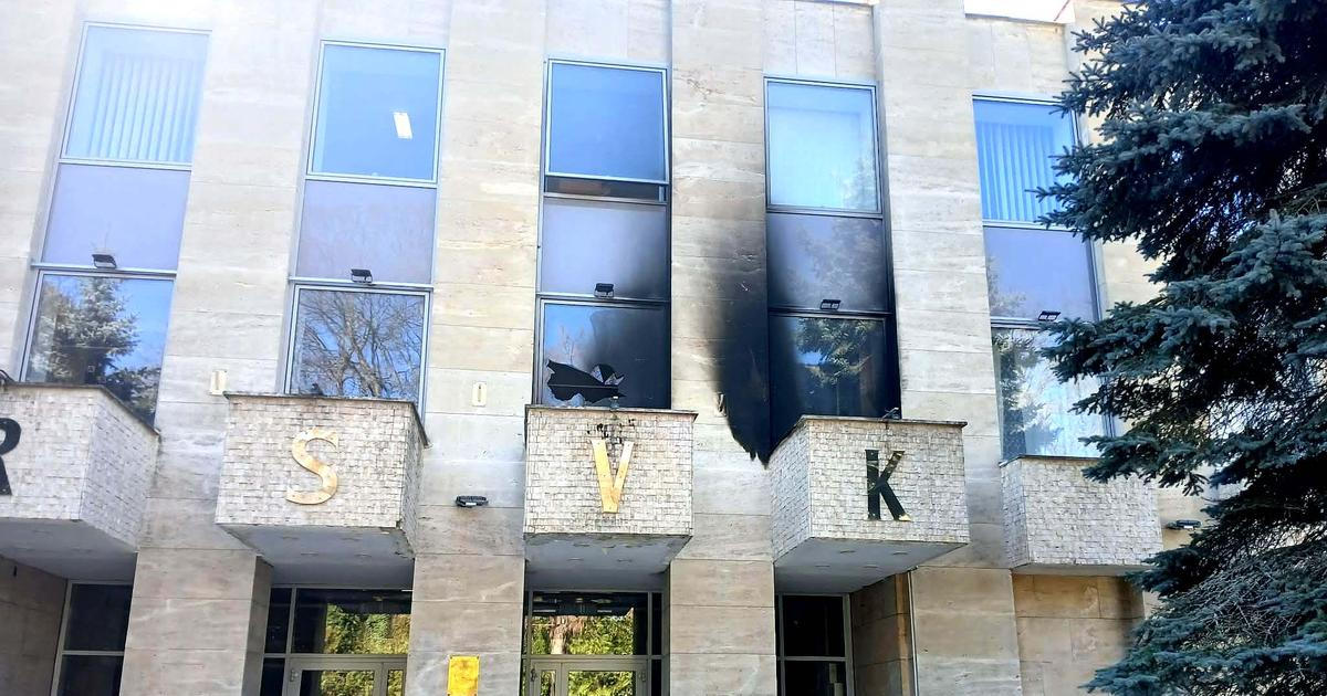 Nejdřív kamenem rozbil okno, pak letěl molotov. Známe podrobnosti útoku na Ruský dům 