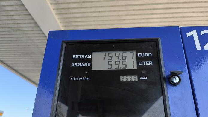 Totem u čerpací stanice