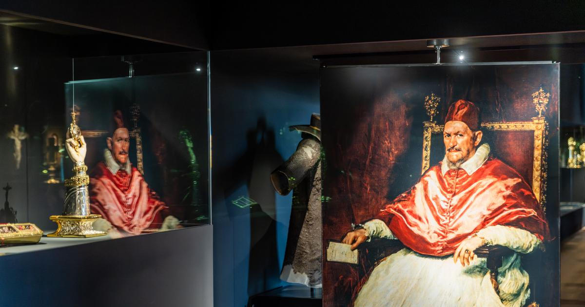 Korunovační kříž vedle Kiefera. Hrad vystavuje svatovítský poklad se současnými díly