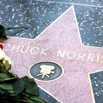 Škoda tyhle fotky minout: rozevlátá arcibiskupka, žokej ná býku nebo pocta legendě