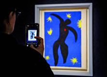 Škoda tyhle fotky minout: rozevlátá arcibiskupka, žokej ná býku nebo pocta legendě