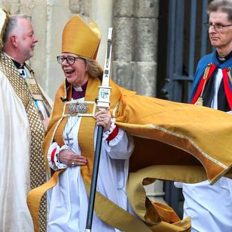 Škoda tyhle fotky minout: rozevlátá arcibiskupka, žokej ná býku nebo pocta legendě