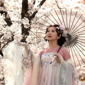 Škoda tyhle fotky minout: rozevlátá arcibiskupka, žokej ná býku nebo pocta legendě