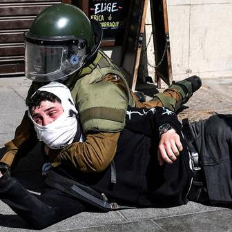 Škoda tyhle fotky minout: rozevlátá arcibiskupka, žokej ná býku nebo pocta legendě