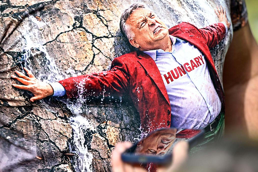 Škoda tyhle fotky minout: rozevlátá arcibiskupka, žokej ná býku nebo pocta legendě