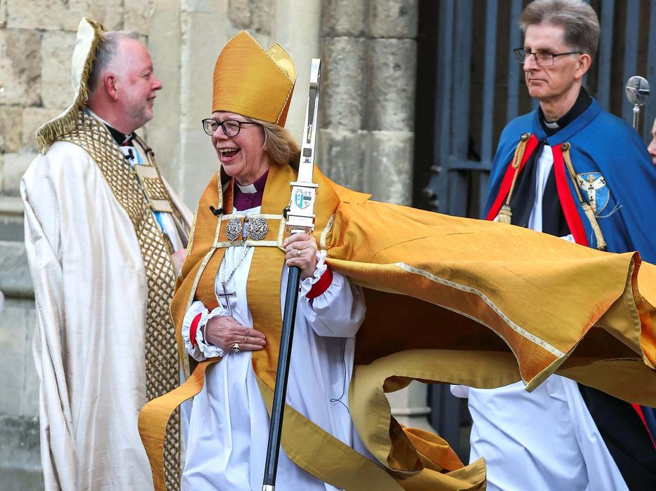 Škoda tyhle fotky minout: rozevlátá arcibiskupka, žokej ná býku nebo pocta legendě