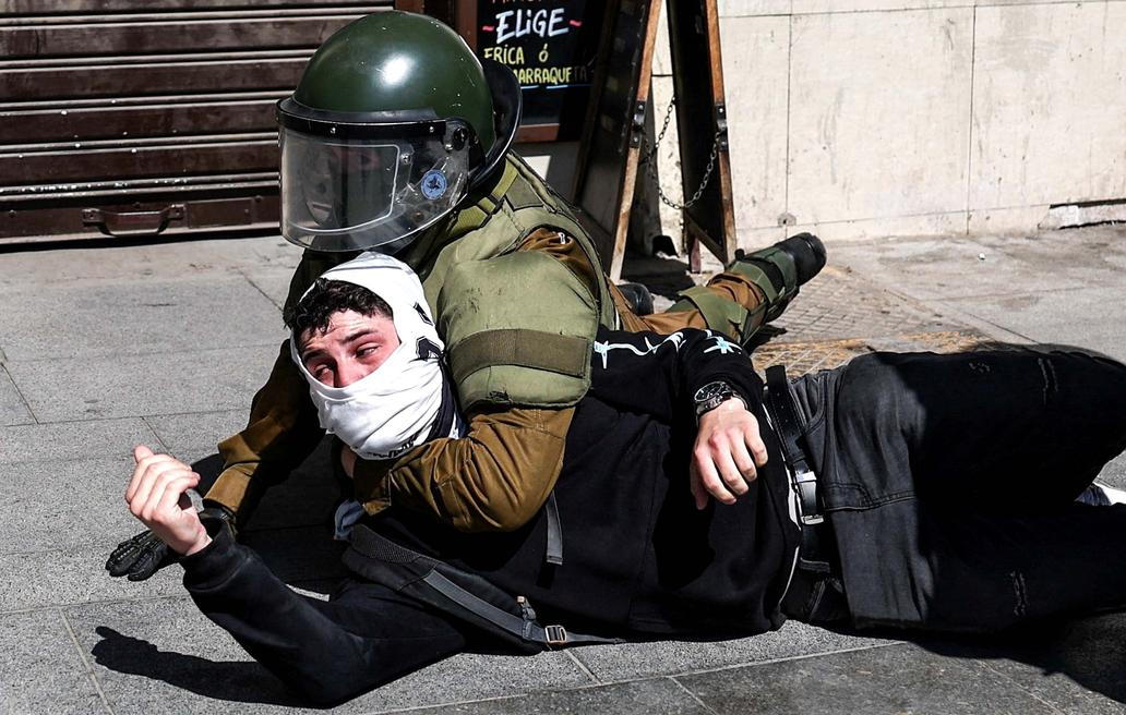 Škoda tyhle fotky minout: rozevlátá arcibiskupka, žokej ná býku nebo pocta legendě