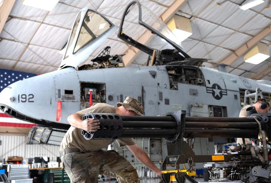 Servis letounů A-10 je stále náročnější a nákladnější, um vyžaduje i starost o sedmihlavňovou zbraň.