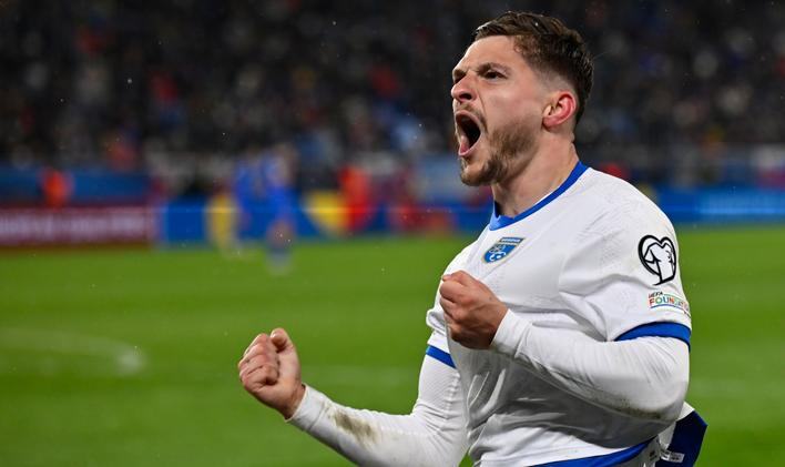 Florent Muslija z Kosova slaví gól do sítě Slovenska