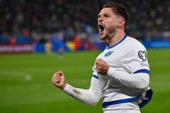 Florent Muslija z Kosova slaví gól do sítě Slovenska