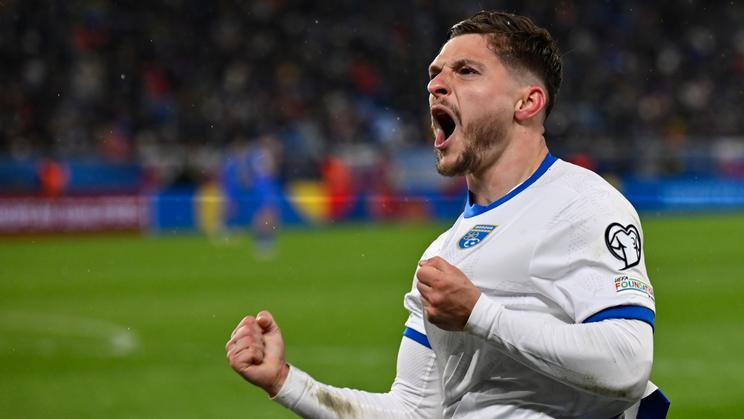 Florent Muslija z Kosova slaví gól do sítě Slovenska