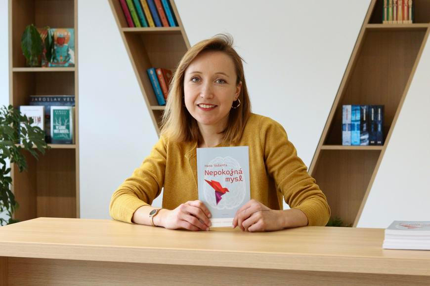 Kniha Nepokojná mysl nabízí pět příběhů ze života mladých vědců