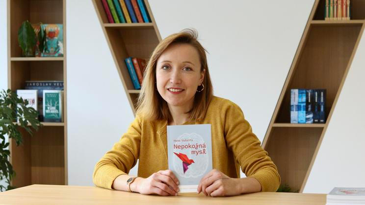 Autorka knihy Nepokojná mysl Hana Valenta je biochemička, která žije a pracuje v Bruselu.
