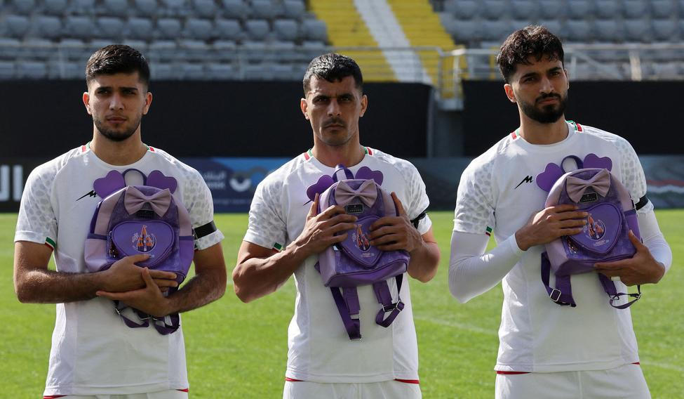 Íránští fotbalisté se školními batůžky před utkáním proti Nigérii