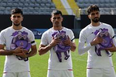 Íránští fotbalisté se školními batůžky před utkáním proti Nigérii