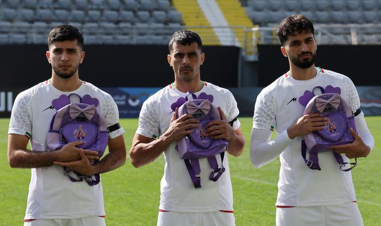 Íránští fotbalisté se školními batůžky před utkáním proti Nigérii