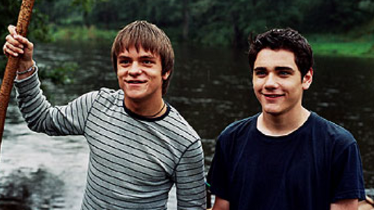 Jiří Mádl v roli Filipa Kaštana a Vojtěch Kotek jako Dany ve filmu Karla Janáka Rafťáci.