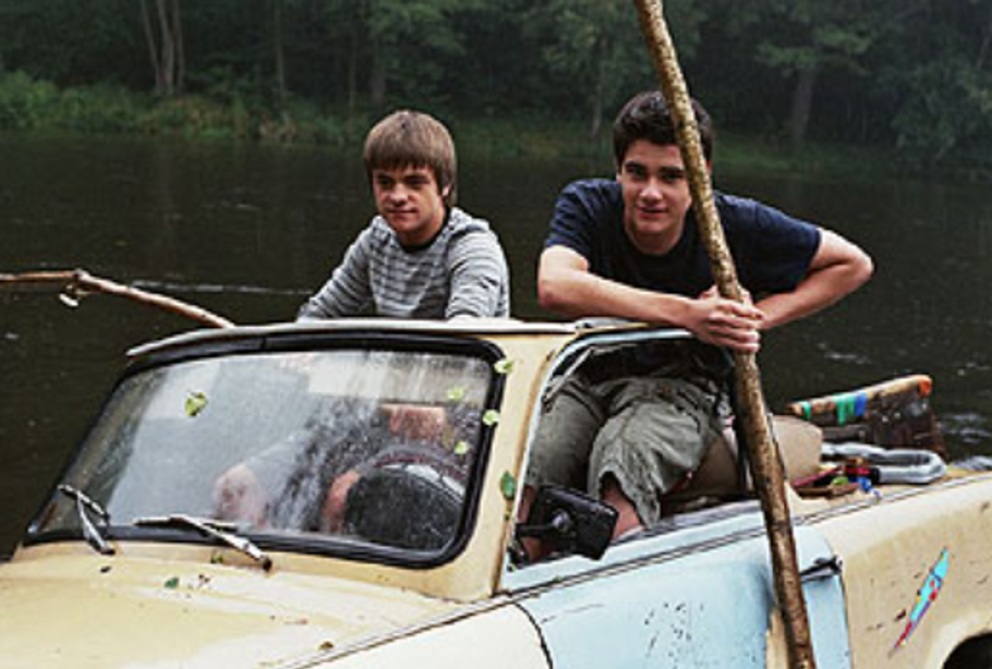 Jiří Mádl v roli Filipa Kaštana a Vojtěch Kotek jako Dany ve filmu Karla Janáka Rafťáci.