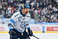 Liberecký útočník Adam Musil slaví gól proti Karlovým Varům.