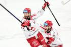 Miloš Roman (v popředí) a Martin Růžička slaví gól Třince v play off 2026.