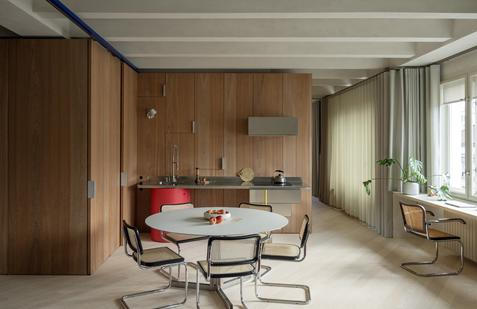 „Když jsme do bytu poprvé vstoupili, vypadalo to, jako by rekonstrukce už probíhala. Odkryté vrstvy pro nás ale byly zajímavým výchozím bodem,“ popisují architekti ze studia Gutgut okamžik, kdy poprvé vstoupili do bytu na pražských Vinohradech.