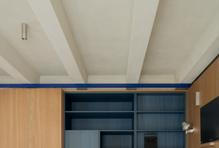 Tento stav nakonec vedl k jasné koncepci: byt otevřít a vytvořit plynulý, světlem prostoupený celek, přičemž klíčovým momentem se stalo začlenění dříve tmavé chodby do hlavního obytného prostoru. Právě tím se dispozice zásadně proměnila.