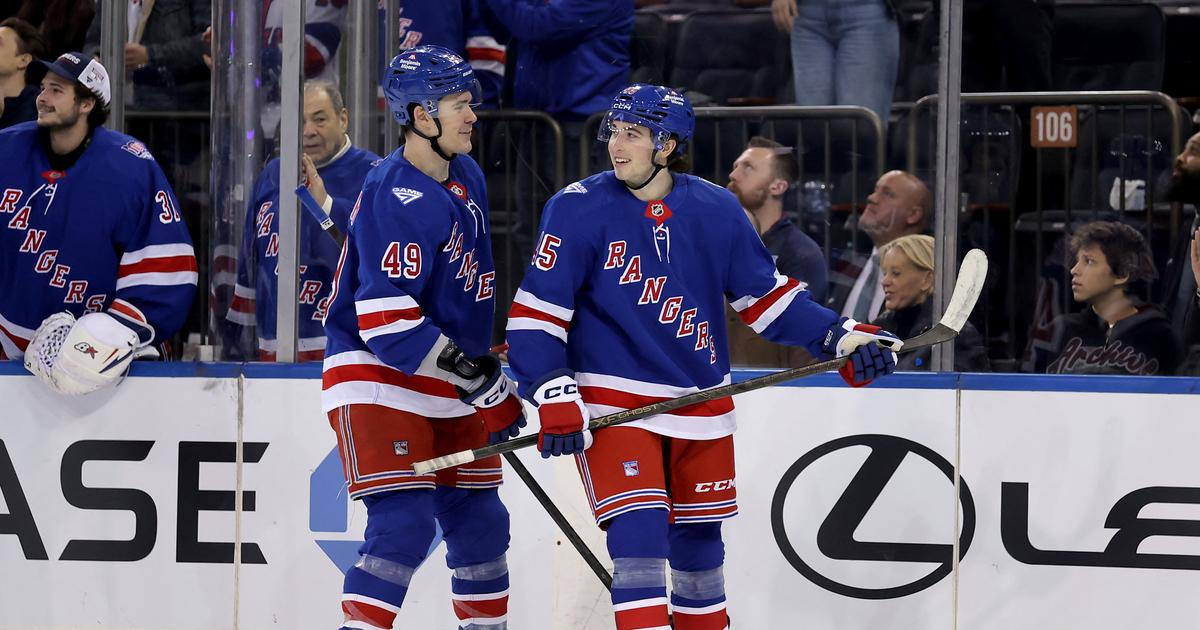 Chmelař zapsal první asistenci, Sýkora gól. Další český brankář blízko debutu v NHL