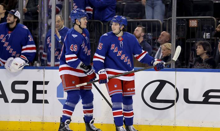 Jaroslav Chmelař (vlevo) a Drew Fortescue v dresu New Yorku Rangers