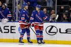 Jaroslav Chmelař (vlevo) a Drew Fortescue v dresu New Yorku Rangers