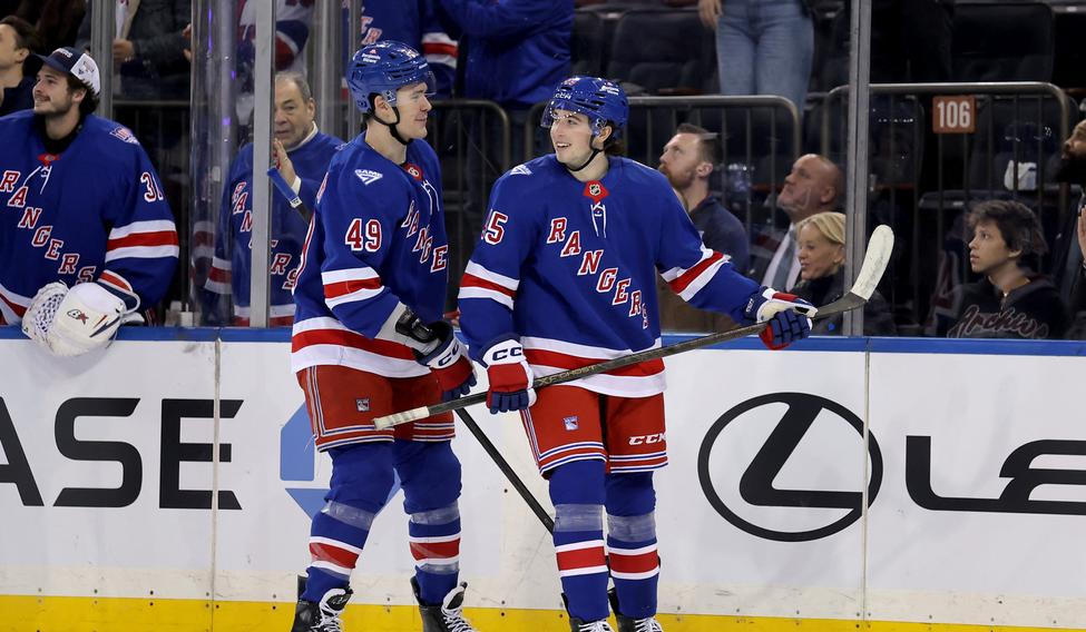 Jaroslav Chmelař (vlevo) a Drew Fortescue v dresu New Yorku Rangers