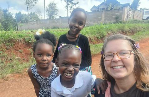 V jedné třídě může být podle mladé učitelky klidně i stovka školáků.